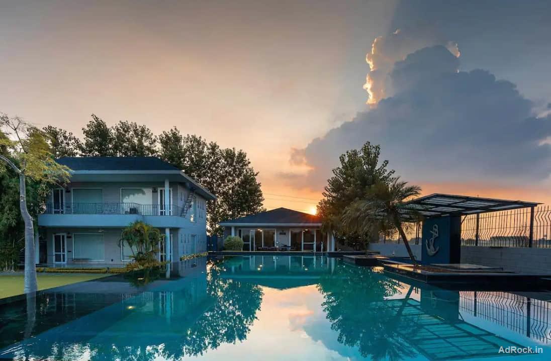 What kind of lifestyle can I expect at a gated farmhouse community in Noida?